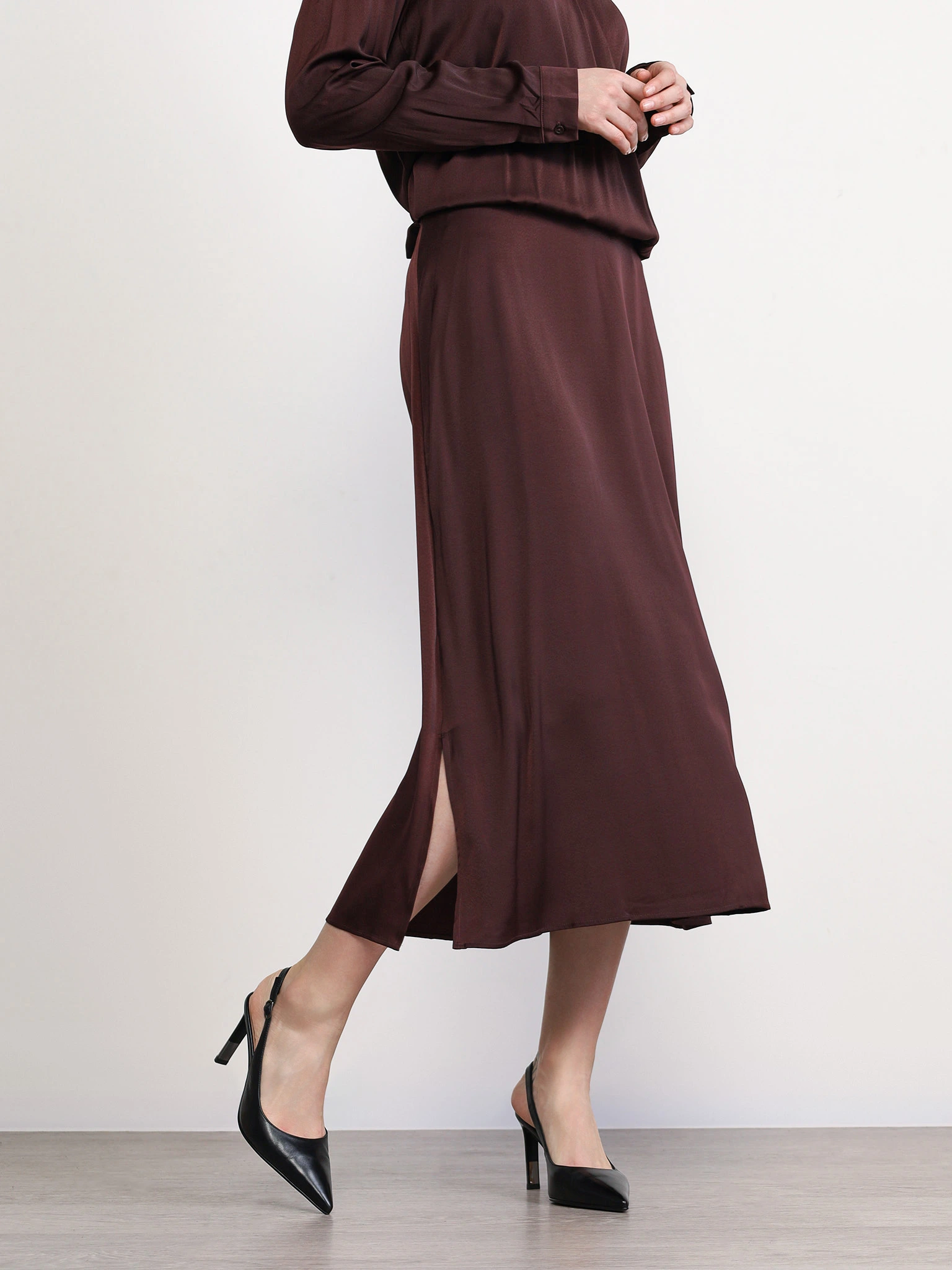 Юбка с разрезом сбоку темно-бордового цвета